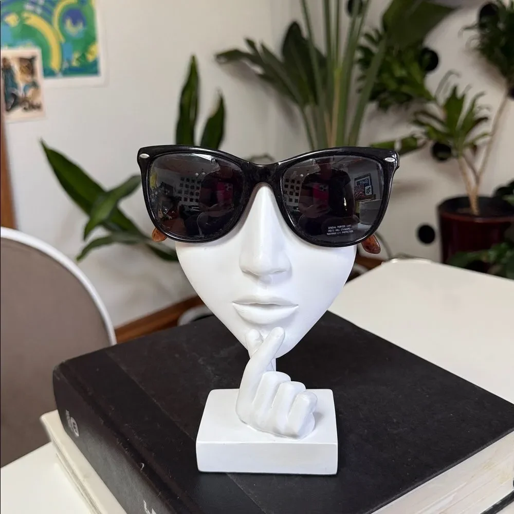 Vintage 1970s Deadstock Tortoise Shell Arm Black Wayfarer Sunglasses